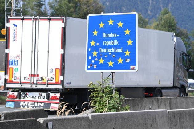 Grenzkontrollen an der deutsch-österreichischen Grenze am 11.08.2026 am Grenzübergang Walserberg Grenzkontrollen der Bayerischen Bereitschaftspolizei und Bundespolizei am 11.08.2026 an der deutsch-österreichischen Grenze am Grenzübergang Walserberg. *** Border checks at the German-Austrian border on August 11, 2026, at the Walserberg border crossing; border checks conducted by the Bavarian Riot Police and the Federal Police on August 11, 2026, at the German-Austrian border at the Walserberg border crossing xRx