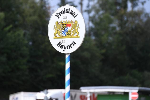Grenzkontrollen an der deutsch-österreichischen Grenze am 11.08.2026 am Grenzübergang Walserberg Grenzkontrollen der Bayerischen Bereitschaftspolizei und Bundespolizei am 11.08.2026 an der deutsch-österreichischen Grenze am Grenzübergang Walserberg. *** Border checks at the German-Austrian border on August 11, 2026, at the Walserberg border crossing; border checks conducted by the Bavarian Riot Police and the Federal Police on August 11, 2026, at the German-Austrian border at the Walserberg border crossing xRx