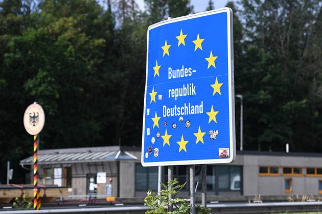 Grenzkontrollen an der deutsch-österreichischen Grenze am 11.08.2026 am Grenzübergang Walserberg Grenzkontrollen der Bayerischen Bereitschaftspolizei und Bundespolizei am 11.08.2026 an der deutsch-österreichischen Grenze am Grenzübergang Walserberg. *** Border checks at the German-Austrian border on August 11, 2026, at the Walserberg border crossing; border checks conducted by the Bavarian Riot Police and the Federal Police on August 11, 2026, at the German-Austrian border at the Walserberg border crossing xRx