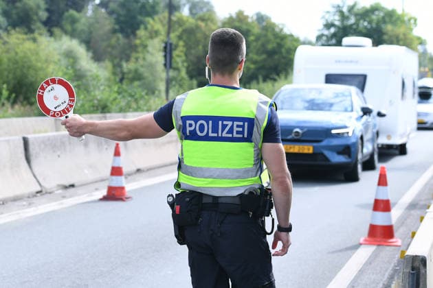 Grenzkontrollen an der deutsch-österreichischen Grenze am 11.08.2026 am Grenzübergang Walserberg Grenzkontrollen der Bayerischen Bereitschaftspolizei und Bundespolizei am 11.08.2026 an der deutsch-österreichischen Grenze am Grenzübergang Walserberg. *** Border checks at the German-Austrian border on August 11, 2026, at the Walserberg border crossing; border checks conducted by the Bavarian Riot Police and the Federal Police on August 11, 2026, at the German-Austrian border at the Walserberg border crossing xRx