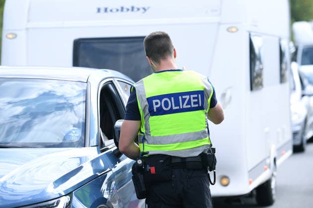 Grenzkontrollen an der deutsch-österreichischen Grenze am 11.08.2026 am Grenzübergang Walserberg Grenzkontrollen der Bayerischen Bereitschaftspolizei und Bundespolizei am 11.08.2026 an der deutsch-österreichischen Grenze am Grenzübergang Walserberg. *** Border checks at the German-Austrian border on August 11, 2026, at the Walserberg border crossing; border checks conducted by the Bavarian Riot Police and the Federal Police on August 11, 2026, at the German-Austrian border at the Walserberg border crossing xRx