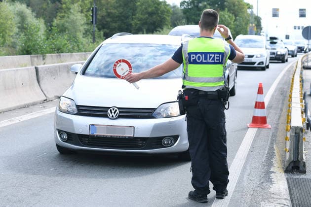 Grenzkontrollen an der deutsch-österreichischen Grenze am 11.08.2026 am Grenzübergang Walserberg Grenzkontrollen der Bayerischen Bereitschaftspolizei und Bundespolizei am 11.08.2026 an der deutsch-österreichischen Grenze am Grenzübergang Walserberg. *** Border checks at the German-Austrian border on August 11, 2026, at the Walserberg border crossing; border checks conducted by the Bavarian Riot Police and the Federal Police on August 11, 2026, at the German-Austrian border at the Walserberg border crossing xRx