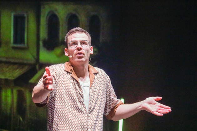 AUT - OESTERREICH, 2026-08-11: KULTUR PORTRAIT - DER BAYERISCHE KABARETTIST MARTIN FRANK MIT SEINEM NEUEN PROGRAMM GRUESSE AUS ALLEGRO SUED im Erler PASSIONSSPIELHAUS ; *** AUT AUSTRIA, August 11, 2026 CULTURE PROFILE OF BAVARIAN CABARET ARTIST MARTIN FRANK WITH HIS NEW SHOW GREETINGS FROM ALLEGRO SUED AT THE PASSIONSSPIELHAUS IN ERL