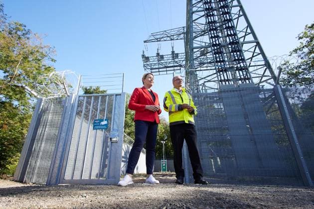 Neue Sicherheitszaunanlage am Endmast Königsheideweg ** NUR FÜR REDAKTIONELLE ZWECKE ** EDITORIAL USE ONLY **<p>Franziska Giffey (SPD), Wirtschaftssenatorin, und Erik Landeckt, Geschäftsführer Stromnetz Berlin, stehen vor dem Endmast von Stromnetz Berlin am Königsheideweg. Nach dem Brandanschlag auf den dortigen Endmast im September 2025 wurde die Sicherheit der Anlage umfassend erneuert und eine neue Sicherheitszaunanlage mit erhöhtem Schutzstandard errichtet. Deutschland Berlin Berlin Copyright: JörgxCarstensen *** New security fence system at the Königsheideweg terminal tower ** FOR EDITORIAL PURPOSES ONLY ** EDITORIAL USE ONLY ** p Franziska Giffey, SPD, Senator for Economic Affairs, and Erik Landeckt, Managing Director of Stromn Copyright: JörgxCarstensen doc874i4qzuwpx1do7oi93l ,EDITORIAL USE ONLY