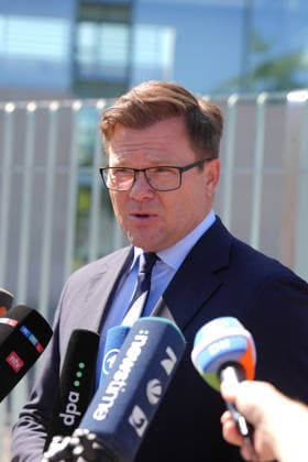 Pressestatement von Bundesumweltminister Schneider vor dem Bundeskanzleramt Bundesumweltminister Carsten Schneider im Portrait beim Pressestatement im Nachgang der Kabinettsitzung des Bundeskabinett vor dem Bundeskanzleramt, Berlin, 12.08.2026 Berlin Berlin Deutschland *** Press Statement by Federal Environment Minister Schneider in Front of the Federal Chancellery: A portrait of Federal Environment Minister Carsten Schneider during his press statement following the Federal Cabinet meeting in front of the Federal Chancellery, Berlin, August 12, 2026, Berlin, Berlin, Germany