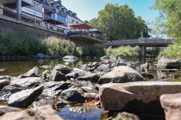 Sommer im Siegerland. Der Fluss Sieg in der Siegener Innenstadt fuehrt (führt) Niedrigwasser aufgrund anhaltender Trockenheit. Sommer im Siegerland am 12.08.2026 in Siegen Deutschland. *** Summer in the Siegerland: The Sieg River in downtown Siegen is at low water levels due to persistent drought. Summer in the Siegerland on August 12, 2026, in Siegen, Germany