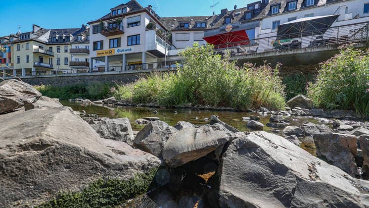 Sommer im Siegerland. Der Fluss Sieg in der Siegener Innenstadt fuehrt (führt) Niedrigwasser aufgrund anhaltender Trockenheit. Sommer im Siegerland am 12.08.2026 in Siegen Deutschland. *** Summer in the Siegerland: The Sieg River in downtown Siegen is at low water levels due to persistent drought. Summer in the Siegerland on August 12, 2026, in Siegen, Germany