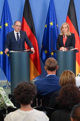 Pressekonferenz mit Bundesministerin Warken und Innenminister Dobrindt zur Reform des Rechts der Nachrichtendienste Bundesinnenminister Alexander Dobrindt gemeinsam mit Bundesministerin und Chefin des Kanzleramt Nina Warken bei der Pressekonferenz im Nachgang der Sitzung des Bundeskabinett zur Reform des Rechts der Nachrichtendienste im Bundeskanzleramt, Berlin, 12.08.2026 Berlin Berlin Deutschland *** Press Conference with Federal Minister Warken and Interior Minister Dobrindt on the Reform of Intelligence Service Legislation Federal Interior Minister Alexander Dobrindt alongside Federal Minister and Head of the Federal Chancellery Nina Warken at the press conference following the Federal Cabinet meeting on the reform of intelligence serv