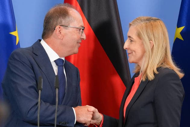Pressekonferenz mit Bundesministerin Warken und Innenminister Dobrindt zur Reform des Rechts der Nachrichtendienste Bundesinnenminister Alexander Dobrindt verarbschiedet seine Kabinettskollegin und Bundesministerin Nina Warken mit freundlicher Mimik und einem Haendedruck nach der Pressekonferenz im Nachgang der Sitzung des Bundeskabinett zur Reform des Rechts der Nachrichtendienste, Berlin, 12.08.2026 Berlin Berlin Deutschland *** Press Conference with Federal Minister Warken and Interior Minister Dobrindt on the Reform of Intelligence Service Law Federal Interior Minister Alexander Dobrindt bids farewell to his cabinet colleague and Federal Minister Nina Warken with a friendly smile and a handshake after the press conference following the
