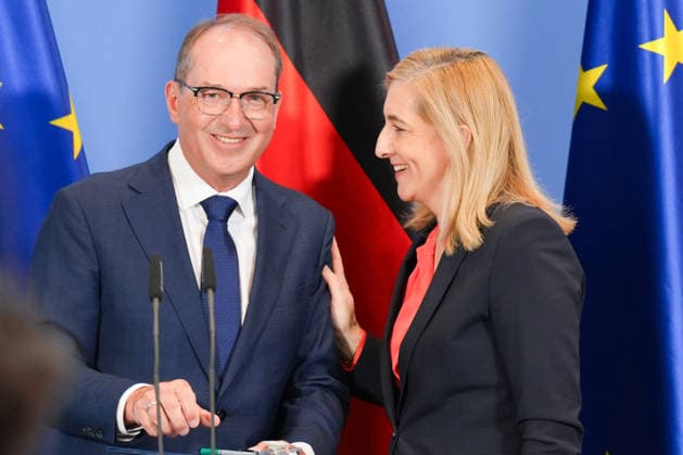 Pressekonferenz mit Bundesministerin Warken und Innenminister Dobrindt zur Reform des Rechts der Nachrichtendienste Bundesinnenminister Alexander Dobrindt verarbschiedet seine Kabinettskollegin und Bundesministerin Nina Warken mit freundlicher Mimik und einem Haendedruck nach der Pressekonferenz im Nachgang der Sitzung des Bundeskabinett zur Reform des Rechts der Nachrichtendienste, Berlin, 12.08.2026 Berlin Berlin Deutschland *** Press Conference with Federal Minister Warken and Interior Minister Dobrindt on the Reform of Intelligence Service Law Federal Interior Minister Alexander Dobrindt bids farewell to his cabinet colleague and Federal Minister Nina Warken with a friendly smile and a handshake after the press conference following the