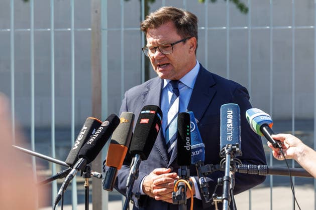 Statement von Carsten Schneider (SPD), Minister fuer Umwelt, Klimaschutz, Naturschutz und nukleare Sicherheit vor dem Bundeskanzleramt in Berlin am 12. August 2026. Berlin Berlin Deutschland Kanzleramt *** Statement by Carsten Schneider (SPD), Minister for the Environment, Climate Action, Nature Conservation, and Nuclear Safety, in front of the Federal Chancellery in Berlin on August 12, 2026, Berlin, Germany, Federal Chancellery