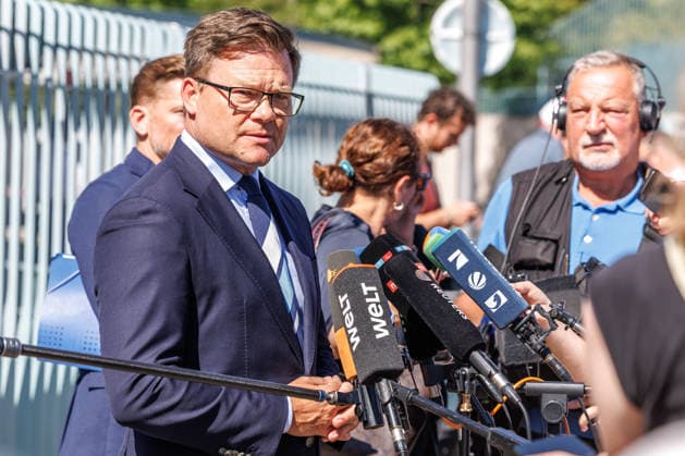 Statement von Carsten Schneider (SPD), Minister fuer Umwelt, Klimaschutz, Naturschutz und nukleare Sicherheit vor dem Bundeskanzleramt in Berlin am 12. August 2026. Berlin Berlin Deutschland Kanzleramt *** Statement by Carsten Schneider (SPD), Minister for the Environment, Climate Action, Nature Conservation, and Nuclear Safety, in front of the Federal Chancellery in Berlin on August 12, 2026, Berlin, Germany, Federal Chancellery