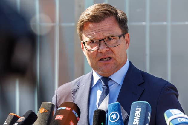 Statement von Carsten Schneider (SPD), Minister fuer Umwelt, Klimaschutz, Naturschutz und nukleare Sicherheit vor dem Bundeskanzleramt in Berlin am 12. August 2026. Berlin Berlin Deutschland Kanzleramt *** Statement by Carsten Schneider (SPD), Minister for the Environment, Climate Action, Nature Conservation, and Nuclear Safety, in front of the Federal Chancellery in Berlin on August 12, 2026, Berlin, Germany, Federal Chancellery