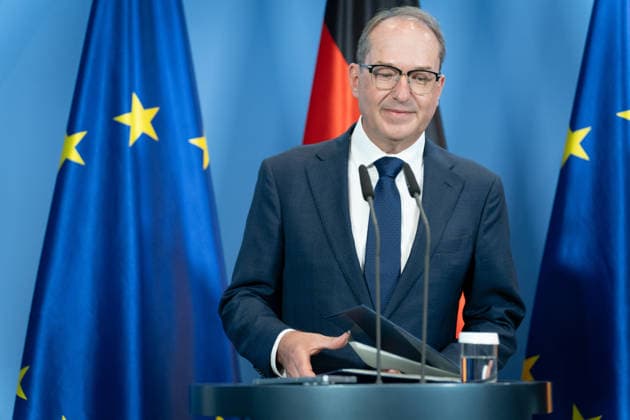 Alexander Dobrindt, zur Reform des Rechts der Nachrichtendienste Berlin, Bundeskanzleramt, Pressekonferenz, Bundesinnenminister, Alexander Dobrindt Berlin Berlin GER *** Alexander Dobrindt, on the reform of intelligence service legislation; Berlin, Federal Chancellery, press conference, Federal Minister of the Interior, Alexander Dobrindt; Berlin, Berlin, GER