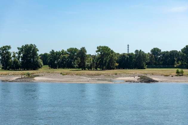 Pegel Ruhrort: Laut Vorhersage 1,33 m - der bisherige historische Tiefststand liegt bei 1,53. 12.08.2026 Duisburg ** NUR FÜR REDAKTIONELLE ZWECKE ** EDITORIAL USE ONLY **<p>Pegel Ruhrort: Laut Vorhersage 1,33 m - der bisherige historische Tiefststand liegt bei 1,53. 12.08.2026 Duisburg Deutschland NRW Duisburg Copyright: DanielxAttia *** Ruhrort Water Level: Forecast 1.33 m; the previous all-time low is 1.53. August 12, 2026, Duisburg ** FOR EDITORIAL USE ONLY ** EDITORIAL USE ONLY ** p Ruhrort Water Level: Forecast at 1.33 m; the previous all-time low is 1.53. August 12, 2026, Duisburg, Germany, North Rhine-Westphalia (NRW), Duisburg. Copyright DanielxAttia Copyright: DanielxAttia doc874jxp94221a89nj93l ,EDITORIAL USE ONLY