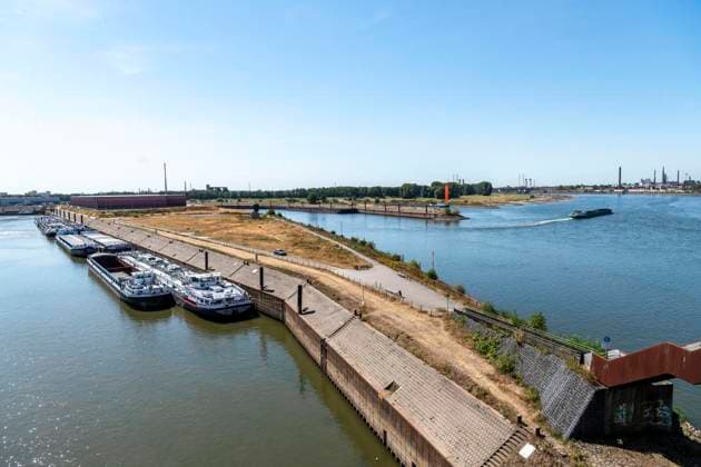 Pegel Ruhrort: Laut Vorhersage 1,33 m - der bisherige historische Tiefststand liegt bei 1,53. 12.08.2026 Duisburg ** NUR FÜR REDAKTIONELLE ZWECKE ** EDITORIAL USE ONLY **<p>Pegel Ruhrort: Laut Vorhersage 1,33 m - der bisherige historische Tiefststand liegt bei 1,53. 12.08.2026 Duisburg Deutschland NRW Duisburg Copyright: DanielxAttia *** Ruhrort Water Level: Forecast 1.33 m; the previous all-time low is 1.53 m. August 12, 2026, Duisburg ** FOR EDITORIAL USE ONLY ** EDITORIAL USE ONLY ** p Ruhrort Water Level: Forecast at 1.33 m; the previous all-time low is 1.53. August 12, 2026, Duisburg, Germany, North Rhine-Westphalia (NRW), Duisburg. Copyright DanielxAttia Copyright: DanielxAttia doc874jxn20dx3rj3z5e5y ,EDITORIAL USE ONLY