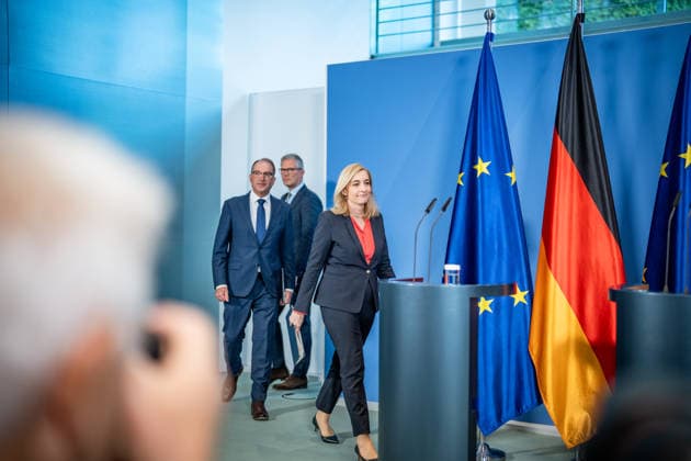 Alexander Dobrindt, Bundesinnenminister, und Nina Warken, Bundesministerin für besondere Aufgaben, Chefin des Bundeskanzleramtes und Beauftragte der Bundesregierung für die Nachrichtendienste des Bundes, während der Pressekonferenz;Pressekonferenz zur Reform des Rechts der Nachrichtendienste im Bundeskanzleramt, Berlin Berlin Deutschland Bundeskanzleramt *** Alexander Dobrindt, Federal Minister of the Interior, and Nina Warken, Federal Minister for Special Tasks, Head of the Federal Chancellery, and Federal Government Commissioner for the Federal Intelligence Services, during a press conference on the reform of intelligence service legislation at the Federal Chancellery, Berlin, Germany, Federal Chancellery