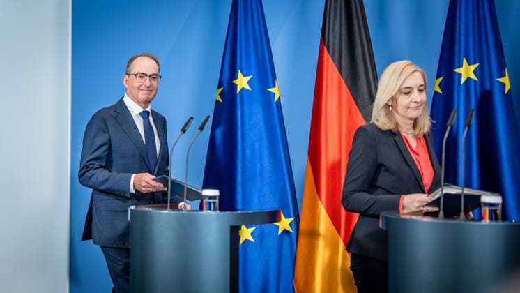 Alexander Dobrindt, Bundesinnenminister, und Nina Warken, Bundesministerin für besondere Aufgaben, Chefin des Bundeskanzleramtes und Beauftragte der Bundesregierung für die Nachrichtendienste des Bundes, während der Pressekonferenz;Pressekonferenz zur Reform des Rechts der Nachrichtendienste im Bundeskanzleramt, Berlin Berlin Deutschland Bundeskanzleramt *** Alexander Dobrindt, Federal Minister of the Interior, and Nina Warken, Federal Minister for Special Tasks, Head of the Federal Chancellery, and Federal Government Commissioner for the Federal Intelligence Services, during a press conference on the reform of intelligence service legislation at the Federal Chancellery, Berlin, Germany, Federal Chancellery