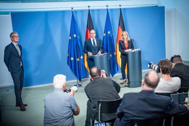 Alexander Dobrindt, Bundesinnenminister, und Nina Warken, Bundesministerin für besondere Aufgaben, Chefin des Bundeskanzleramtes und Beauftragte der Bundesregierung für die Nachrichtendienste des Bundes, während der Pressekonferenz;Pressekonferenz zur Reform des Rechts der Nachrichtendienste im Bundeskanzleramt, Berlin Berlin Deutschland Bundeskanzleramt *** Alexander Dobrindt, Federal Minister of the Interior, and Nina Warken, Federal Minister for Special Tasks, Head of the Federal Chancellery, and Federal Government Commissioner for the Federal Intelligence Services, during a press conference on the reform of intelligence service legislation at the Federal Chancellery, Berlin, Germany, Federal Chancellery