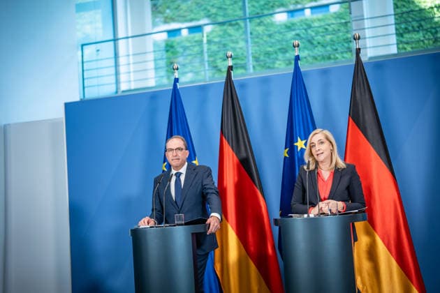 Alexander Dobrindt, Bundesinnenminister, und Nina Warken, Bundesministerin für besondere Aufgaben, Chefin des Bundeskanzleramtes und Beauftragte der Bundesregierung für die Nachrichtendienste des Bundes, während der Pressekonferenz;Pressekonferenz zur Reform des Rechts der Nachrichtendienste im Bundeskanzleramt, Berlin Berlin Deutschland Bundeskanzleramt *** Alexander Dobrindt, Federal Minister of the Interior, and Nina Warken, Federal Minister for Special Tasks, Head of the Federal Chancellery, and Federal Government Commissioner for the Federal Intelligence Services, during a press conference on the reform of intelligence service legislation at the Federal Chancellery, Berlin, Germany, Federal Chancellery