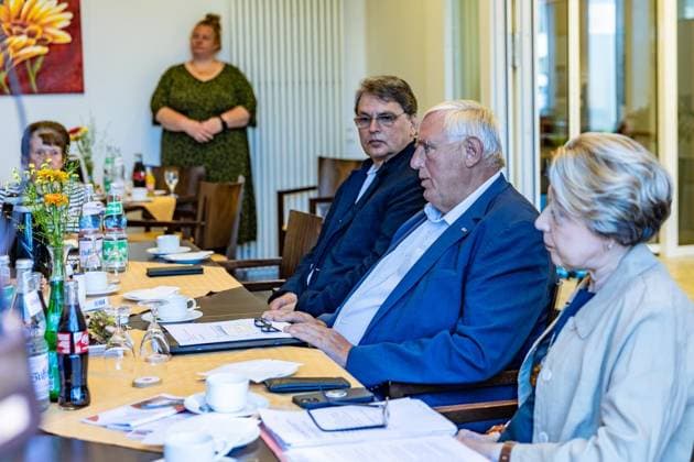 Laumann im Alfred-Delp-Haus ** NUR FÜR REDAKTIONELLE ZWECKE ** EDITORIAL USE ONLY **<p>Gesundheitsminister Laumann besucht am Mittwoch, den 12.08.2026 die Senioreneinrichtung Alfred-Delp-Haus in Dinslaken. Es geht um Klimatisierung. Personen von links: Caritas Direktor Michael van Meerbeck, Karl-Josef Laumann und Heike Weiß. Deutschland NRW Dinslaken Copyright: ErwinxPottgiesser *** Laumann at the Alfred Delp Haus ** FOR EDITORIAL USE ONLY ** EDITORIAL USE ONLY ** Health Minister Laumann will visit the Alfred Delp Haus senior living facility in Dinslaken on Wednesday, August 12, 2026. The visit focuses on air conditioning. People pictured from left: Caritas Director Michael van Meerbeck, Karl Josef Laumann, and Heike Weiß. Germany, North Copyright: ErwinxPottgiesser doc874k1cw2a9dm8gfg8xc ,EDITORIAL USE ONLY