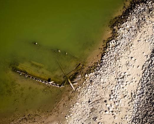 SPYCK - Drone photo of the wreck of a sunken ship that has become visible due to the low water level in the Rhine between Tolkamer and Spijk. The discharge of the Rhine is lower than ever recorded. SEM VAN DER WAL ANP netherlands out - belgium out  Copyright: xx x565317921x originalFilename: 565317921.jpg