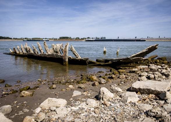 SPYCK - The wreck of a sunken ship has become visible due to the low water level in the Rhine between Tolkamer and Spijk. The discharge of the Rhine is lower than ever recorded. SEM VAN DER WAL ANP netherlands out - belgium out  Copyright: xx x565317901x originalFilename: 565317901.jpg