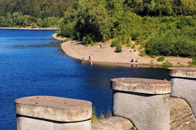 12.08.2026 Blick auf das Wasser der Odertalsperre bei Bad Lauterberg im Landkreis Göttingen in Niedersachsen. Sie ist die südlichste Talsperre der Harzwasserwerke und wurde in den Jahren 1930 - 1933 erbaut und 1934 in Betrieb genommen. Mit einem Staudamm von 310 Meter Länge bietet die Talsperre vor allem Hochwasserschutz für die Region um Bad Lauterberg und kann bis zu 30,6 Millionen m3 Wasser speichern. Neben dem Hochwasserschutz gibt die Talsperre bei der Niedrigwassererhöhung außerdem Wasser an Unterlauf der Oder ab und schützt damit Flora und Fauna im Lebensraum Fluss. Bad Lauterberg Niedersachsen Deutschland *** August 12, 2026: View of the water at the Oder Dam near Bad Lauterberg in the district of Göttingen, Lower Saxony.