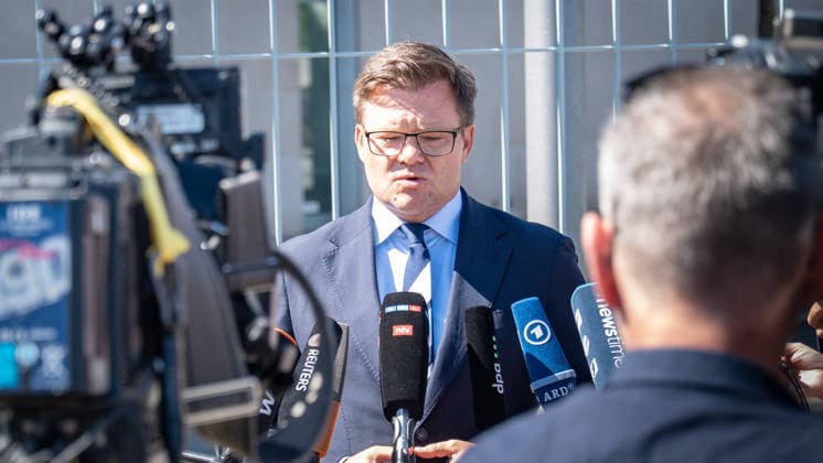 Bundesumweltminister Carsten Schneider gibt nach vorheriger Kabinettssitzung auf dem Bundeskanzleramt ein Pressestatement zur aktuellen Hitzewelle im Sommer 2026;Statement von Bundesumweltminister Carsten Schneider vor dem Bundeskanzleramt, Berlin Berlin Deutschland Bundeskanzleramt *** Federal Environment Minister Carsten Schneider makes a statement to the press following a cabinet meeting at the Federal Chancellery regarding the current heat wave in the summer of 2026. Statement by Federal Environment Minister Carsten Schneider in front of the Federal Chancellery, Berlin, Berlin, Germany, Federal Chancellery