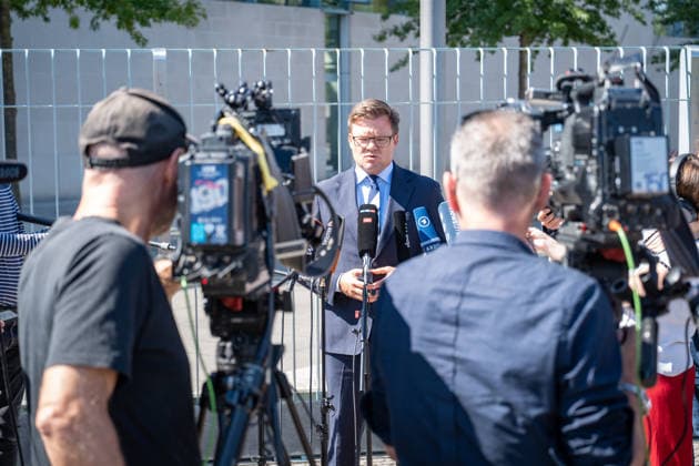 Bundesumweltminister Carsten Schneider gibt nach vorheriger Kabinettssitzung auf dem Bundeskanzleramt ein Pressestatement zur aktuellen Hitzewelle im Sommer 2026;Statement von Bundesumweltminister Carsten Schneider vor dem Bundeskanzleramt, Berlin Berlin Deutschland Bundeskanzleramt *** Federal Environment Minister Carsten Schneider makes a statement to the press following a cabinet meeting at the Federal Chancellery regarding the current heat wave in the summer of 2026. Statement by Federal Environment Minister Carsten Schneider in front of the Federal Chancellery, Berlin, Germany. Federal Chancellery