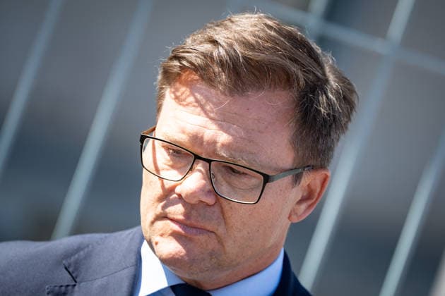 Bundesumweltminister Carsten Schneider gibt nach vorheriger Kabinettssitzung auf dem Bundeskanzleramt ein Pressestatement zur aktuellen Hitzewelle im Sommer 2026;Statement von Bundesumweltminister Carsten Schneider vor dem Bundeskanzleramt, Berlin Berlin Deutschland Bundeskanzleramt *** Federal Environment Minister Carsten Schneider makes a statement to the press following a cabinet meeting at the Federal Chancellery regarding the current heat wave in the summer of 2026. Statement by Federal Environment Minister Carsten Schneider in front of the Federal Chancellery, Berlin, Germany. Federal Chancellery