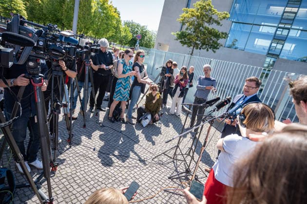 Bundesumweltminister Carsten Schneider gibt nach vorheriger Kabinettssitzung auf dem Bundeskanzleramt ein Pressestatement zur aktuellen Hitzewelle im Sommer 2026;Statement von Bundesumweltminister Carsten Schneider vor dem Bundeskanzleramt, Berlin Berlin Deutschland Bundeskanzleramt *** Federal Environment Minister Carsten Schneider makes a statement to the press following a cabinet meeting at the Federal Chancellery regarding the current heat wave in the summer of 2026. Statement by Federal Environment Minister Carsten Schneider in front of the Federal Chancellery, Berlin, Berlin, Germany, Federal Chancellery