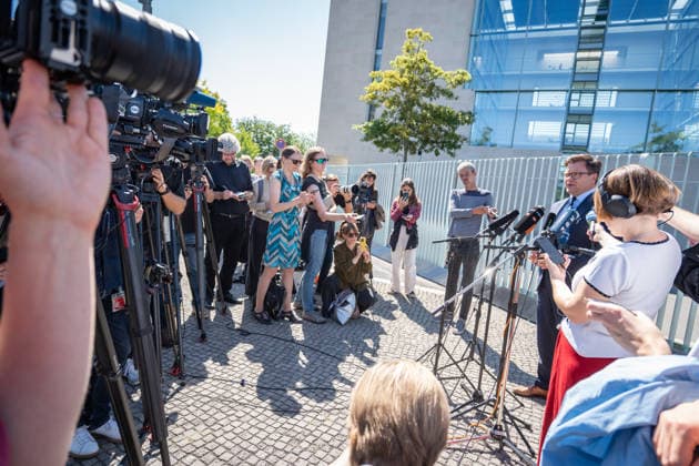 Bundesumweltminister Carsten Schneider gibt nach vorheriger Kabinettssitzung auf dem Bundeskanzleramt ein Pressestatement zur aktuellen Hitzewelle im Sommer 2026;Statement von Bundesumweltminister Carsten Schneider vor dem Bundeskanzleramt, Berlin Berlin Deutschland Bundeskanzleramt *** Federal Environment Minister Carsten Schneider makes a statement to the press following a cabinet meeting at the Federal Chancellery regarding the current heat wave in the summer of 2026. Statement by Federal Environment Minister Carsten Schneider in front of the Federal Chancellery, Berlin, Berlin, Germany, Federal Chancellery
