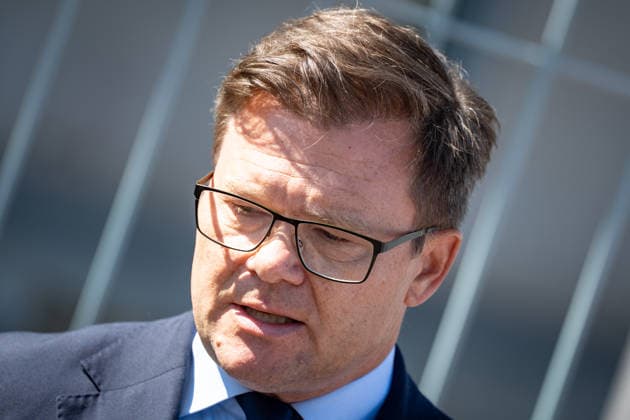 Bundesumweltminister Carsten Schneider gibt nach vorheriger Kabinettssitzung auf dem Bundeskanzleramt ein Pressestatement zur aktuellen Hitzewelle im Sommer 2026;Statement von Bundesumweltminister Carsten Schneider vor dem Bundeskanzleramt, Berlin Berlin Deutschland Bundeskanzleramt *** Federal Environment Minister Carsten Schneider makes a statement to the press following a cabinet meeting at the Federal Chancellery regarding the current heat wave in the summer of 2026. Statement by Federal Environment Minister Carsten Schneider in front of the Federal Chancellery, Berlin, Berlin, Germany, Federal Chancellery
