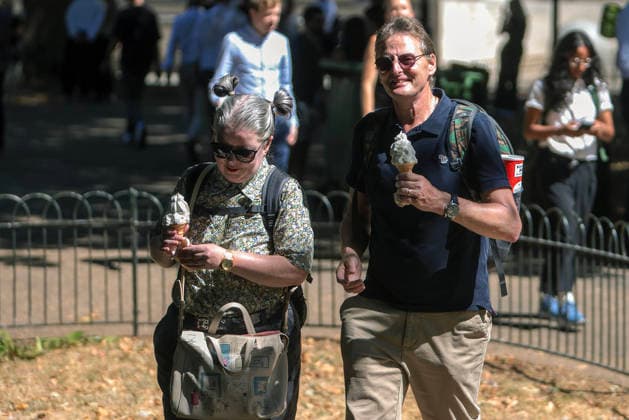 . 12 08 2026. London, United Kingdom. Heatwave Continues. Londoners and tourists in Westminster endure the ongoing heatwave.  xMartynxWheatleyx xi-Imagesx IIM-26944-0013
