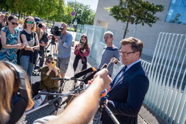 Bundesumweltminister Carsten Schneider gibt nach vorheriger Kabinettssitzung auf dem Bundeskanzleramt ein Pressestatement zur aktuellen Hitzewelle im Sommer 2026;Statement von Bundesumweltminister Carsten Schneider vor dem Bundeskanzleramt, Berlin Berlin Deutschland Bundeskanzleramt *** Federal Environment Minister Carsten Schneider makes a statement to the press following a cabinet meeting at the Federal Chancellery regarding the current heat wave in the summer of 2026. Statement by Federal Environment Minister Carsten Schneider in front of the Federal Chancellery, Berlin, Berlin, Germany, Federal Chancellery