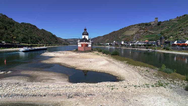 Deutschland, Kaub, 12.08.2026 Kaub ist eine Stadt am Rhein im Rhein-Lahn-Kreis in Rheinland-Pfalz. Kaub ist vor allem bekannt durch die im Rhein gelegene Burg Pfalzgrafenstein. Foto: die Burg Pfalzgrafenstein bei Niedrigwasser des Rheins Fuer Ihr Archiv! Fuer Ihr Archiv! *** Germany, Kaub, August 12, 2026 Kaub is a town on the Rhine in the Rhein-Lahn district of Rhineland-Palatinate. Kaub is best known for Pfalzgrafenstein Castle, located on the Rhine. Photo: Pfalzgrafenstein Castle during low water levels on the Rhine. For your archive. For your archive.