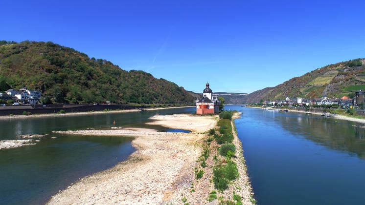 Deutschland, Kaub, 12.08.2026 Kaub ist eine Stadt am Rhein im Rhein-Lahn-Kreis in Rheinland-Pfalz. Kaub ist vor allem bekannt durch die im Rhein gelegene Burg Pfalzgrafenstein. Foto: die Burg Pfalzgrafenstein bei Niedrigwasser des Rheins Fuer Ihr Archiv! Fuer Ihr Archiv! *** Germany, Kaub, August 12, 2026 Kaub is a town on the Rhine in the Rhein-Lahn district of Rhineland-Palatinate. Kaub is best known for Pfalzgrafenstein Castle, located on the Rhine. Photo: Pfalzgrafenstein Castle during low water levels on the Rhine. For your archive. For your archive.