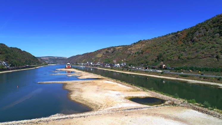 Deutschland, Kaub, 12.08.2026 Kaub ist eine Stadt am Rhein im Rhein-Lahn-Kreis in Rheinland-Pfalz. Kaub ist vor allem bekannt durch die im Rhein gelegene Burg Pfalzgrafenstein. Foto: die Burg Pfalzgrafenstein bei Niedrigwasser des Rheins Fuer Ihr Archiv! Fuer Ihr Archiv! *** Germany, Kaub, August 12, 2026 Kaub is a town on the Rhine in the Rhein-Lahn district of Rhineland-Palatinate. Kaub is best known for Pfalzgrafenstein Castle, located on the Rhine. Photo: Pfalzgrafenstein Castle during low water levels on the Rhine. For your archive. For your archive.