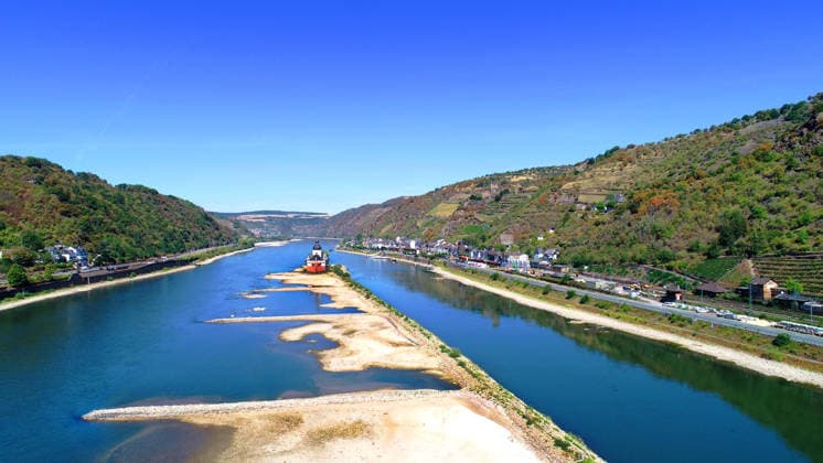 Deutschland, Kaub, 12.08.2026 Kaub ist eine Stadt am Rhein im Rhein-Lahn-Kreis in Rheinland-Pfalz. Kaub ist vor allem bekannt durch die im Rhein gelegene Burg Pfalzgrafenstein. Foto: die Burg Pfalzgrafenstein bei Niedrigwasser des Rheins Fuer Ihr Archiv! Fuer Ihr Archiv! *** Germany, Kaub, August 12, 2026 Kaub is a town on the Rhine in the Rhein-Lahn district of Rhineland-Palatinate. Kaub is best known for Pfalzgrafenstein Castle, located on the Rhine. Photo: Pfalzgrafenstein Castle during low water levels on the Rhine. For your archive. For your archive.