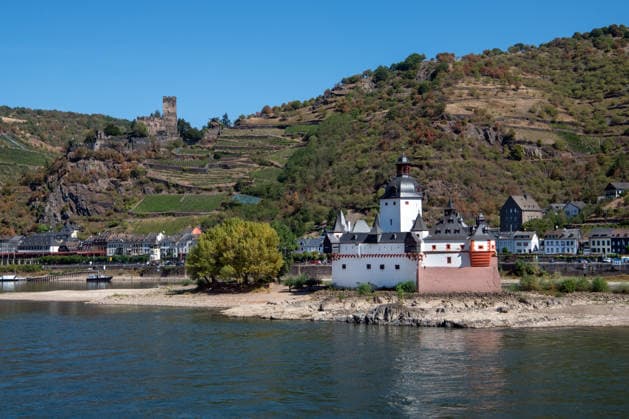 Deutschland, Kaub, 12.08.2026 Kaub ist eine Stadt am Rhein im Rhein-Lahn-Kreis in Rheinland-Pfalz. Kaub ist vor allem bekannt durch die im Rhein gelegene Burg Pfalzgrafenstein. Foto: die Burg Pfalzgrafenstein bei Niedrigwasser des Rheins Fuer Ihr Archiv! Fuer Ihr Archiv! *** Germany, Kaub, August 12, 2026 Kaub is a town on the Rhine in the Rhein-Lahn district of Rhineland-Palatinate. Kaub is best known for Pfalzgrafenstein Castle, located on the Rhine. Photo: Pfalzgrafenstein Castle during low water levels on the Rhine. For your archive. For your archive.