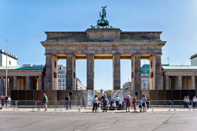Berlin,12.08.2026,Brandenburger Tor,Platz des 18.März,65 Jahre Mauerbau:Temporärer Erinnerungsort mit großformatiger Installation und Open-Air-Ausstellung von Kulturprojekte Berlin und Stiftung Berliner Mauer. *** Berlin, August 12, 2026, Brandenburg Gate, Platz des 18. März, 65th Anniversary of the Construction of the Berlin Wall: A temporary memorial site featuring a large-scale installation and an open-air exhibition by Kulturprojekte Berlin and the Berlin Wall Foundation