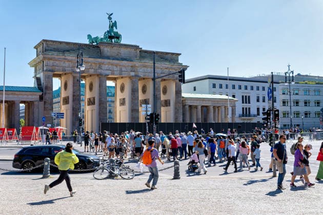Berlin,12.08.2026,Brandenburger Tor,Platz des 18.März,65 Jahre Mauerbau:Temporärer Erinnerungsort mit großformatiger Installation und Open-Air-Ausstellung von Kulturprojekte Berlin und Stiftung Berliner Mauer. *** Berlin, August 12, 2026, Brandenburg Gate, Platz des 18. März, 65th Anniversary of the Construction of the Berlin Wall: A temporary memorial site featuring a large-scale installation and an open-air exhibition by Kulturprojekte Berlin and the Berlin Wall Foundation
