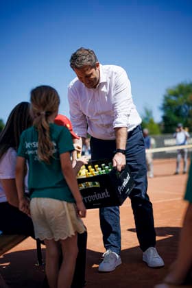 Lars Klingbeil, Bundesminister der Finanzen, aufgenommen bei einem Pressetermin beim Multisportcamp der Fuechse Berlin Reinickendorf e. V. zur Fruehstartrente. Berlin, 12.08.2026. Fotografiert im Auftrag des Bundesministerium der Finanzen Berlin Deutschland *** Lars Klingbeil, Federal Minister of Finance, photographed during a press event at the Fuechse Berlin Reinickendorf e.V. multisport camp regarding the early retirement pension, Berlin, August 12, 2026. Photographed on behalf of the Federal Ministry of Finance, Berlin, Germany Copyright: xThomasxTrutschel BMFx