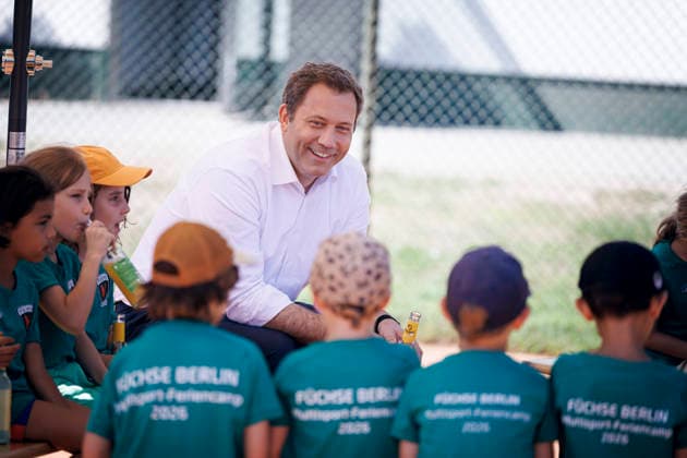 Lars Klingbeil, Bundesminister der Finanzen, aufgenommen bei einem Pressetermin beim Multisportcamp der Fuechse Berlin Reinickendorf e. V. zur Fruehstartrente. Berlin, 12.08.2026. Fotografiert im Auftrag des Bundesministerium der Finanzen Berlin Deutschland *** Lars Klingbeil, Federal Minister of Finance, photographed during a press event at the Fuechse Berlin Reinickendorf e.V. multisport camp regarding the early retirement pension, Berlin, August 12, 2026. Photographed on behalf of the Federal Ministry of Finance, Berlin, Germany Copyright: xThomasxTrutschel BMFx