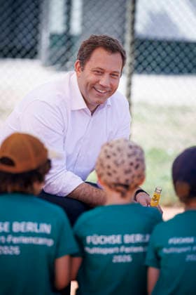 Lars Klingbeil, Bundesminister der Finanzen, aufgenommen bei einem Pressetermin beim Multisportcamp der Fuechse Berlin Reinickendorf e. V. zur Fruehstartrente. Berlin, 12.08.2026. Fotografiert im Auftrag des Bundesministerium der Finanzen Berlin Deutschland *** Lars Klingbeil, Federal Minister of Finance, photographed during a press event at the Fuechse Berlin Reinickendorf e.V. multisport camp regarding the early retirement pension, Berlin, August 12, 2026. Photographed on behalf of the Federal Ministry of Finance, Berlin, Germany Copyright: xThomasxTrutschel BMFx