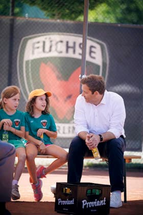 Lars Klingbeil, Bundesminister der Finanzen, aufgenommen bei einem Pressetermin beim Multisportcamp der Fuechse Berlin Reinickendorf e. V. zur Fruehstartrente. Berlin, 12.08.2026. Fotografiert im Auftrag des Bundesministerium der Finanzen Berlin Deutschland *** Lars Klingbeil, Federal Minister of Finance, photographed during a press event at the Fuechse Berlin Reinickendorf e.V. multisport camp regarding the early retirement pension, Berlin, August 12, 2026. Photographed on behalf of the Federal Ministry of Finance, Berlin, Germany Copyright: xThomasxTrutschel BMFx