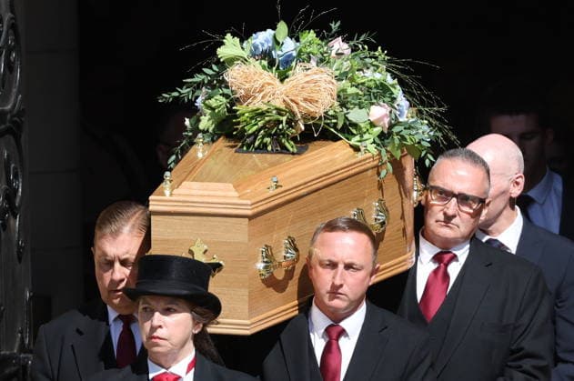 . 12 08 2026. Buckfast, United Kingdom. The coffin of Ann Widdecombe leaving Buckfast Abbey after her funeral in Buckfast, United Kingdom.  xStephenxLockx xi-Imagesx IIM-26942-0004