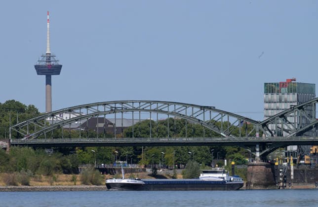 12.08.2026, xophax, öffentliches Leben, Köln, Rheinufer, Stadt Köln . Niedrigwasser. Rheinufer von Köln - Poll aus gesehen. Schifffahrt auf dem Rhein eingeschränkt. Fernsehturm und Südbrücke. Köln *** August 12, 2026, xophax, public life, Cologne, banks of the Rhine, City of Cologne; Low water levels on the banks of the Rhine in Cologne, as seen from the Poll; Shipping on the Rhine restricted; Cologne TV Tower and Südbrücke