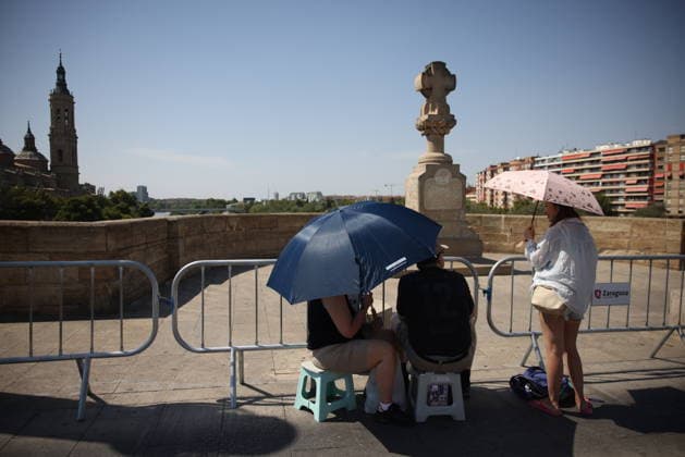 RECORD DATE NOT STATED Total Solar Eclipse In Saragossa, Spain People prepare to watch total solar eclipse from Puente de Piedra bridge in Saragossa, Spain on August 12th, 2026. Zaragoza will experiencesl a total 100% sun coverage lasting for about 1 minute and 27 seconds. Zaragoza Spain  Copyright: xBeataxZawrzelx originalFilename: zawrzel-notitle260812_npGSp.jpg